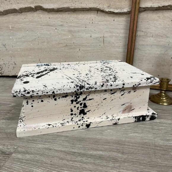 Small unique upcycled wood chest for jewelry and letters_ Home decoration - Picture 1 of 4